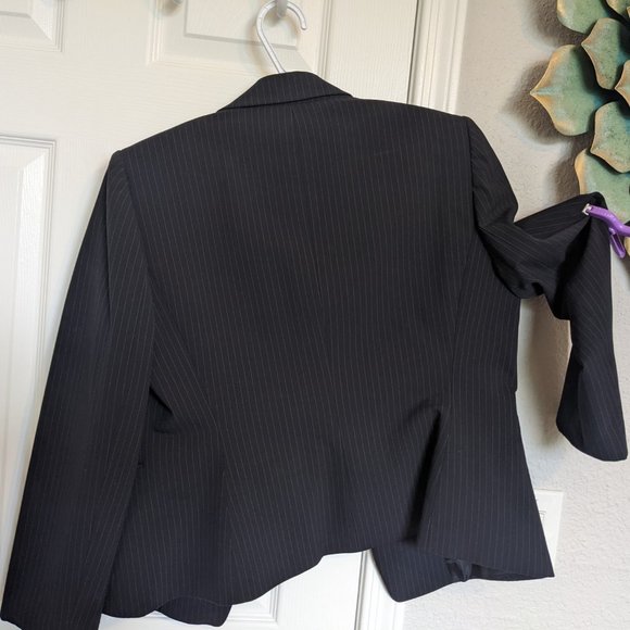 Tahari Navy/Charcoal PIN STRIPED (short) Skirt Suit  Vintage-y, EUC | 10 - Picture 7 of 16